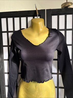 OQQ Classic Black Long-Sleeve V-Neck Crop Top small